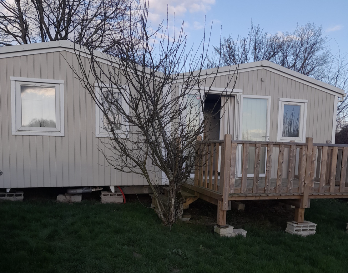 Photo de la devanture du mobil-home de LA CABANE DU PÊCHEUR