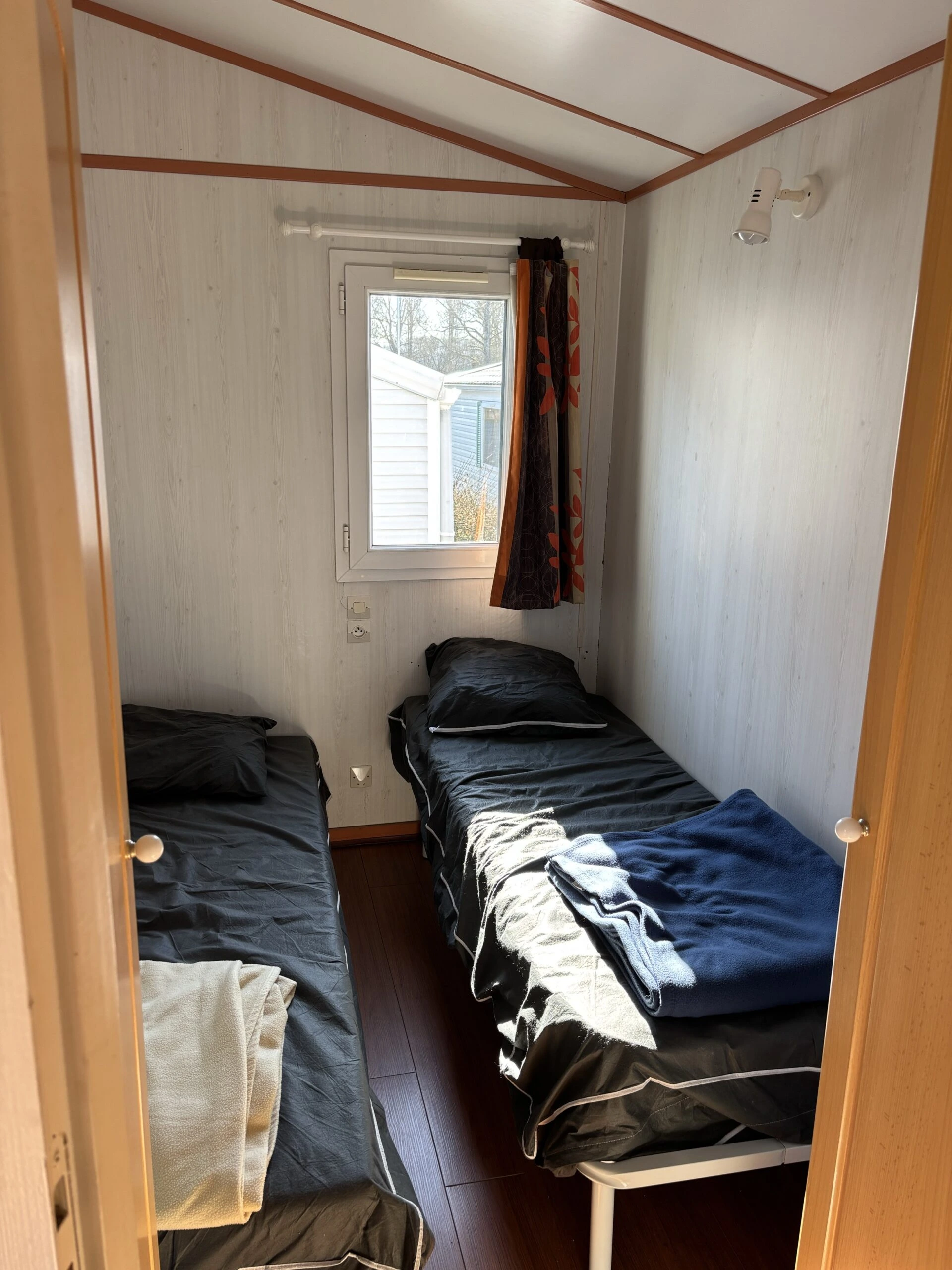 Photo d'une des chambre avec 2 lits simples du mobil-home Rouge-Gorge