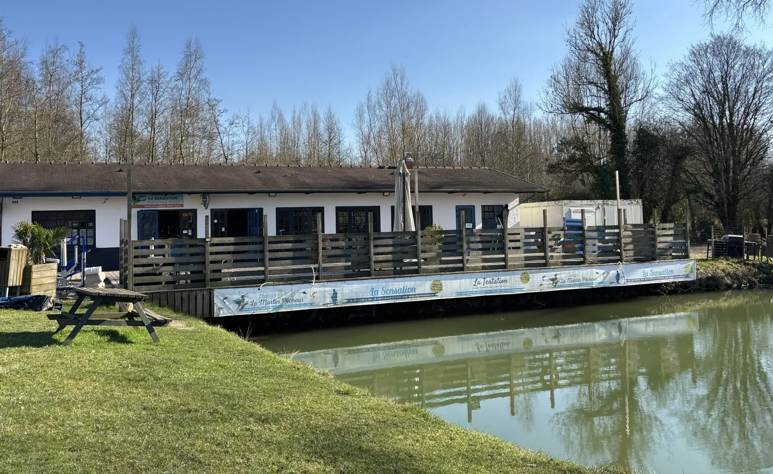 Photo de la devanture de la terrasse du camping de La Sensation