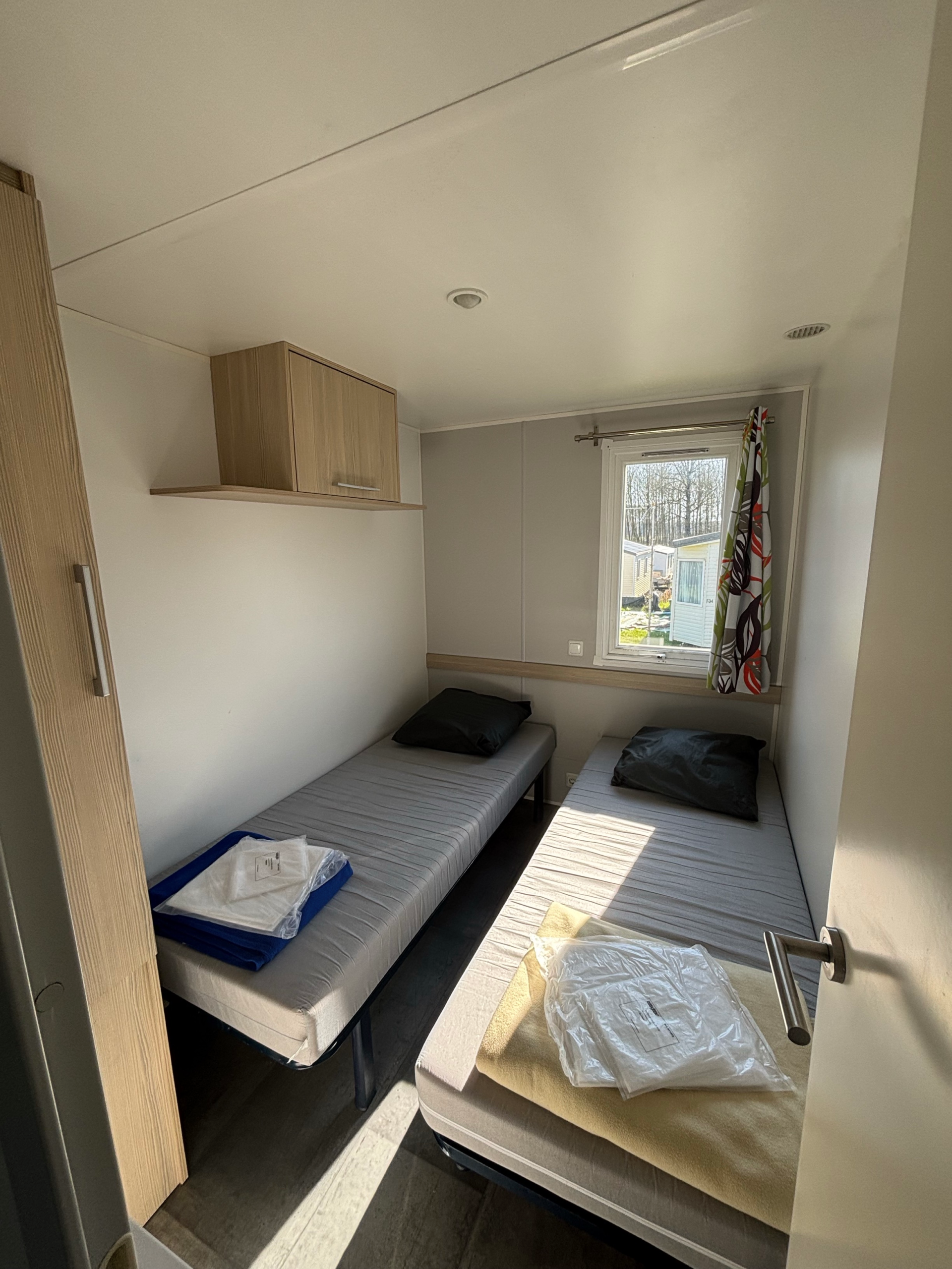 Photo de la deuxième chambre avec deux lits simple du mobil-home Cygne