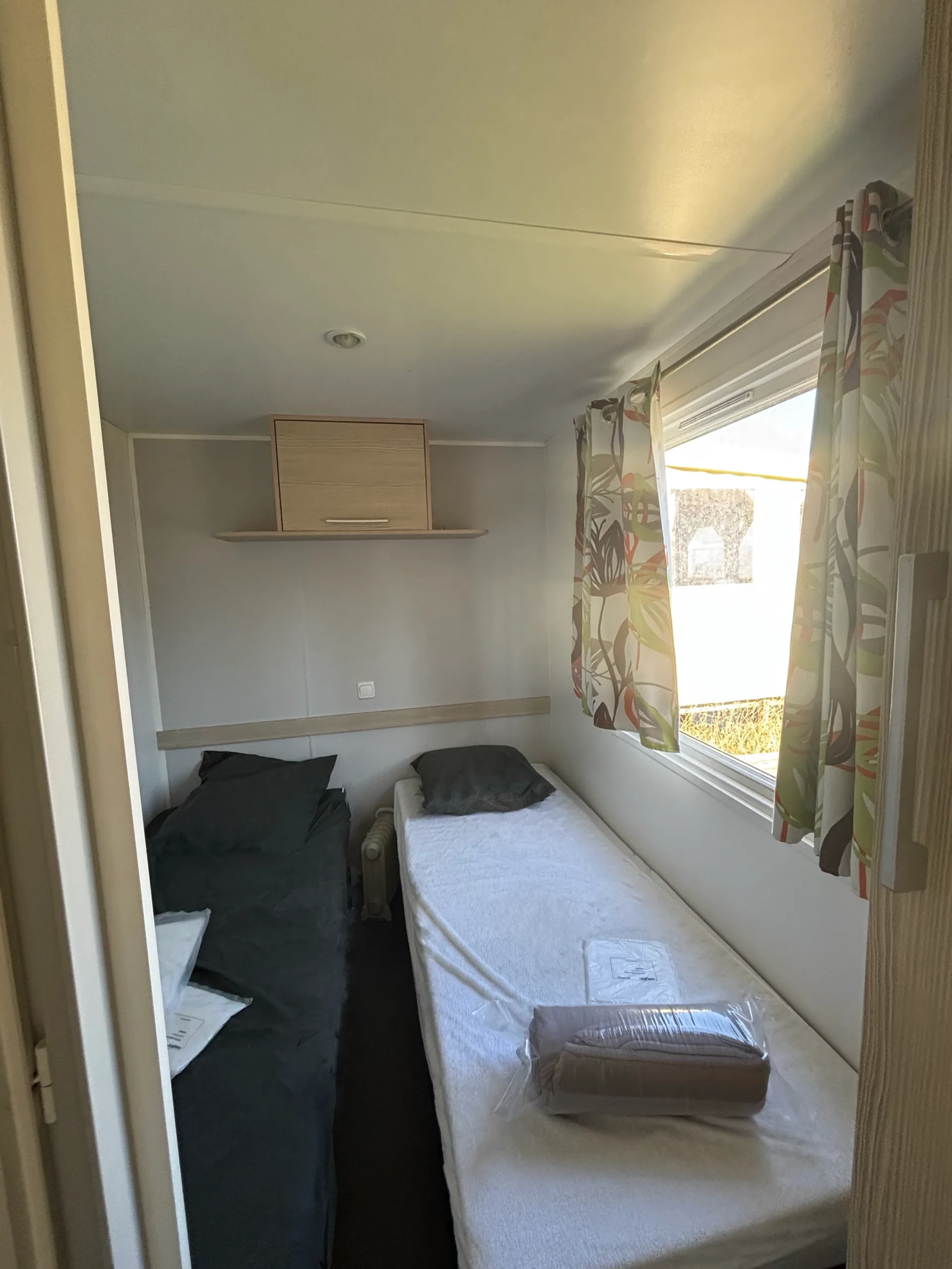 Photo d'une des chambres avec 2 lits simples du mobil-home Alouette