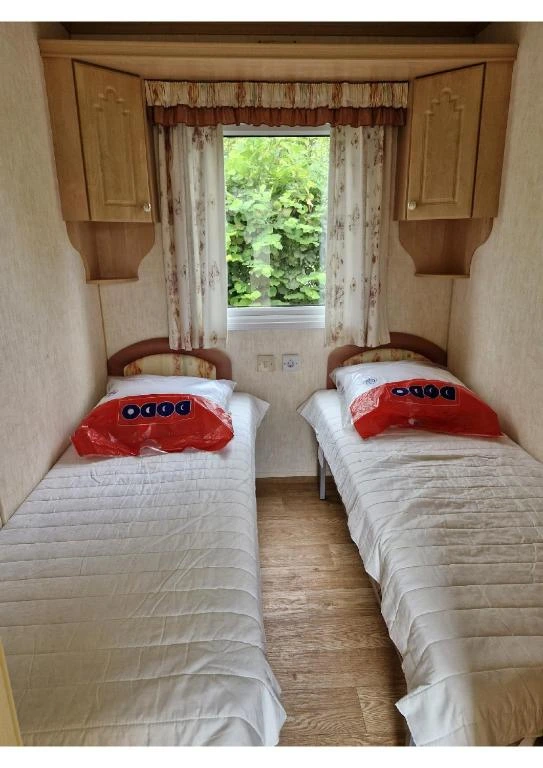 Photo de la deuxième chambre avec deux lits simple du mobil-home Bécasse