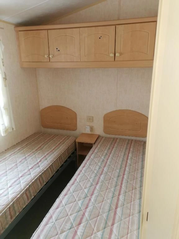 Photo de la deuxième chambre avec deux lits simple du mobil-home Foulque