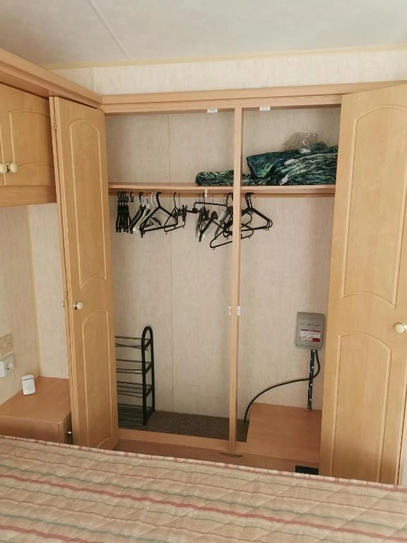 Photo du dressing qui se situe dans la chambre parentale