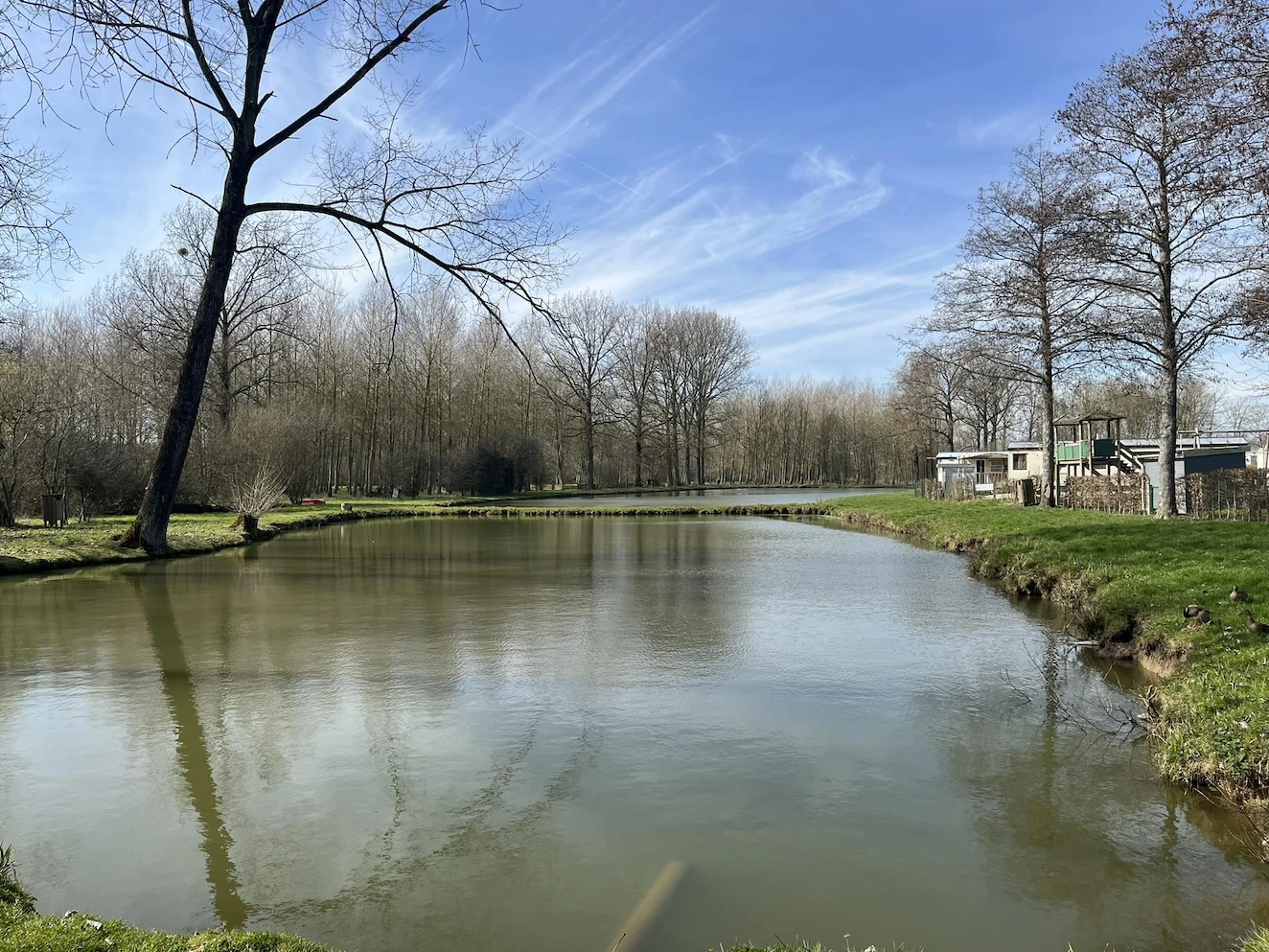 Photo d'un étang qui se trouve au camping de La Sensation