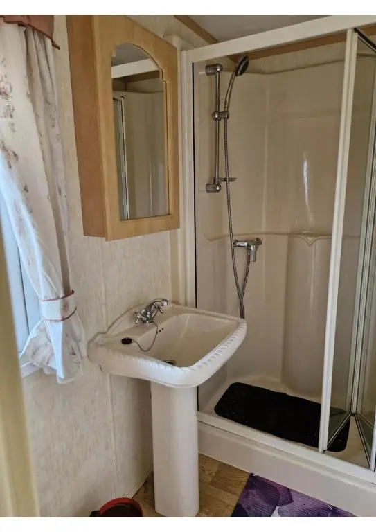 Photo de la salle de bain du mobil-home Bécasse