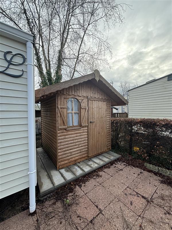 Cabanon du mobil-home LOUISIANE sur emplacement au camping de La Tentation