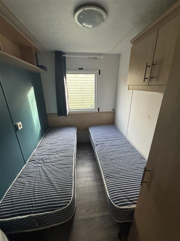 Deuxième chambre avec deux lits simples du mobil-home ABY sur emplacement au camping de La Tentation