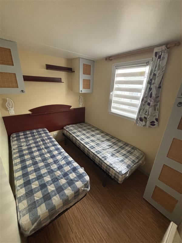 Deuxième chambre avec deux lits simples du mobil-home LOUISIANE sur emplacement au camping de La Tentation