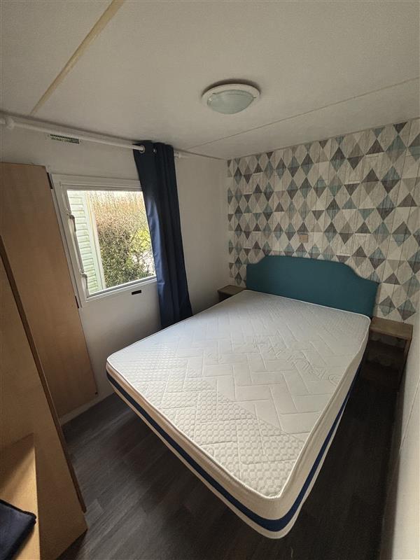 Chambre parentale avec un lit double du mobil-home ABY sur emplacement au camping de La Tentation