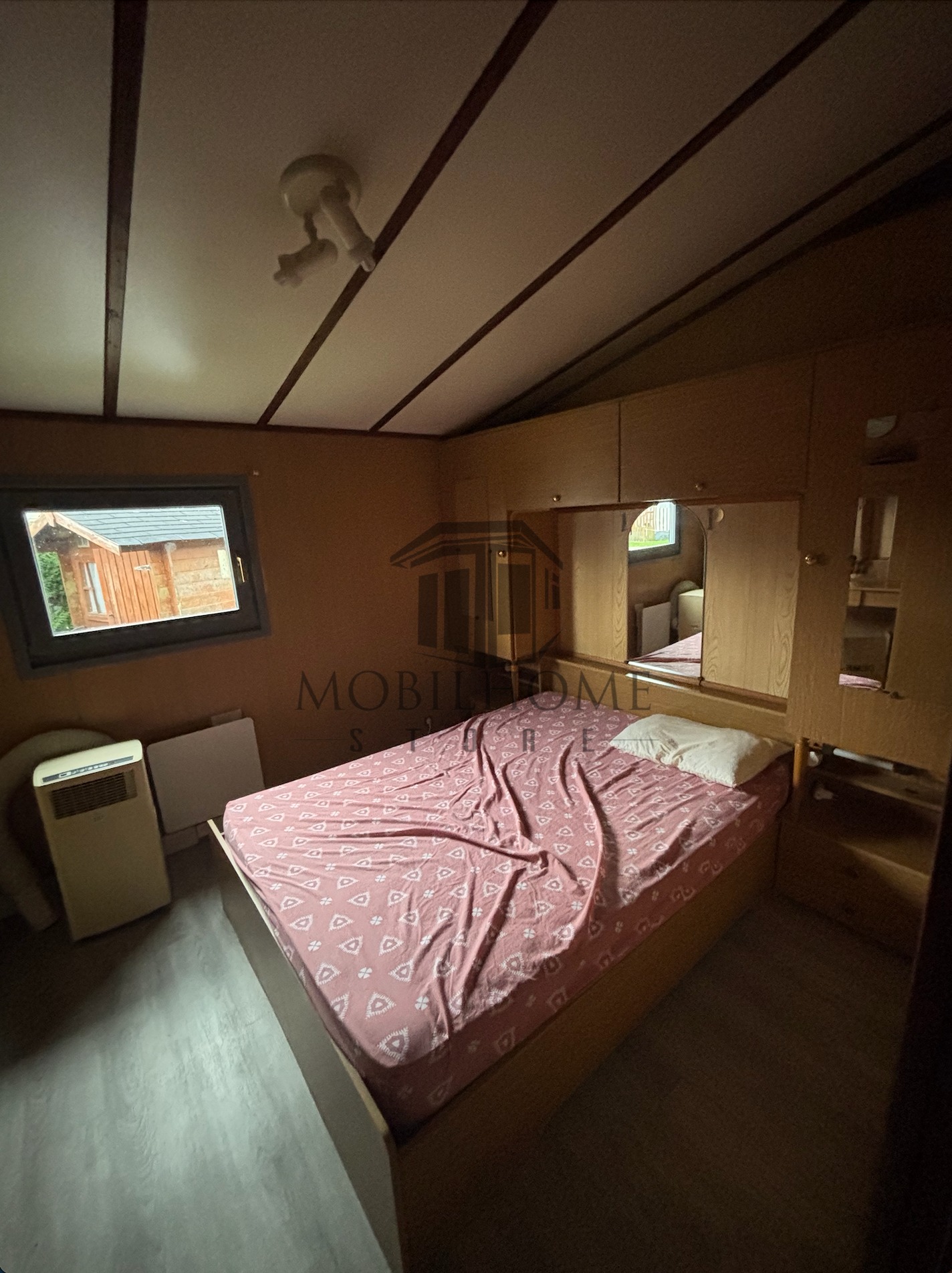 Chambre parentale avec un lit double du mobil-home CHALET sur emplacement au camping de La Tentation