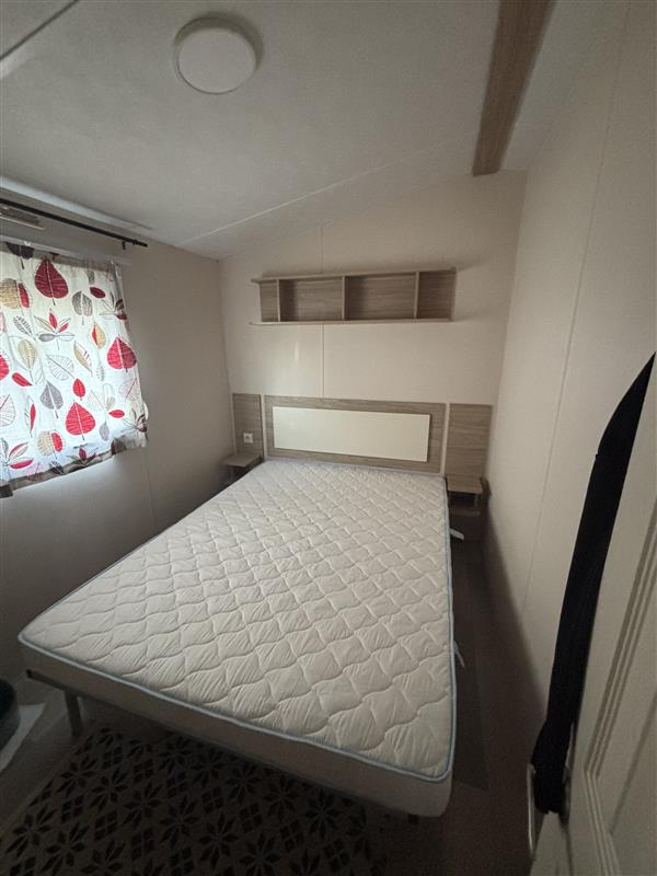 Chambre parentale avec un lit double du mobil-home EUROPA ROSEWOOD sur emplacement au camping de La Tentation