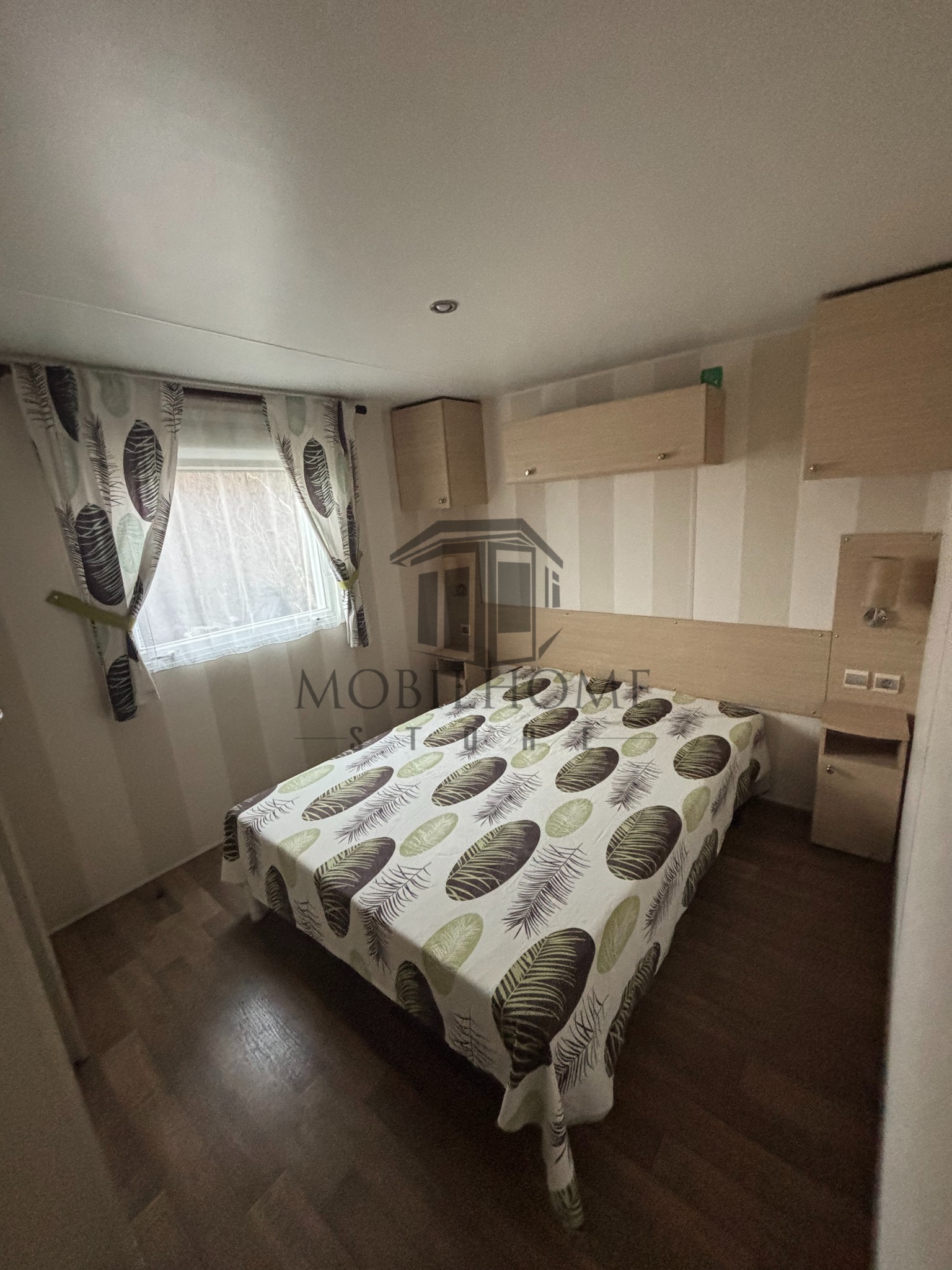 Chambre parentale avec un lit double du mobil-home IRM SUPER CELINA CONFORT AVANE sur emplacement au camping de La Tentation