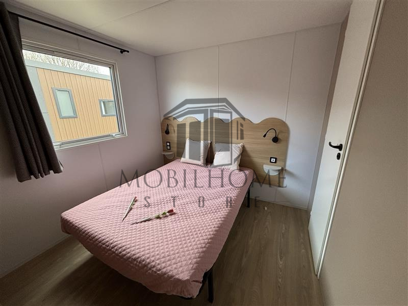 Chambre parentale avec un lit double du mobil-home LOUISIANE CARAÏBES