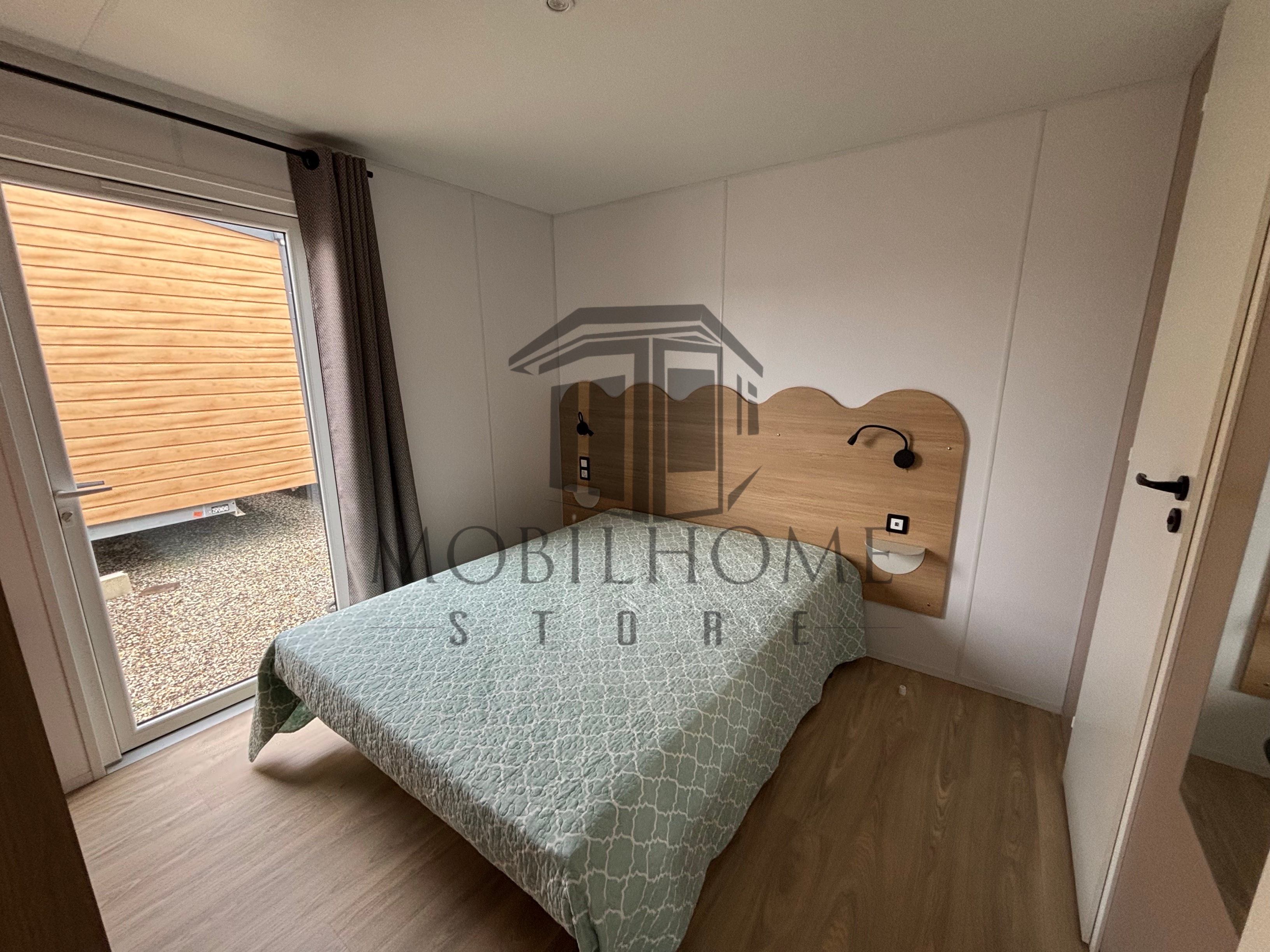 Chambre parentale avec un lit double du mobil-home LOUISIANE IROISE