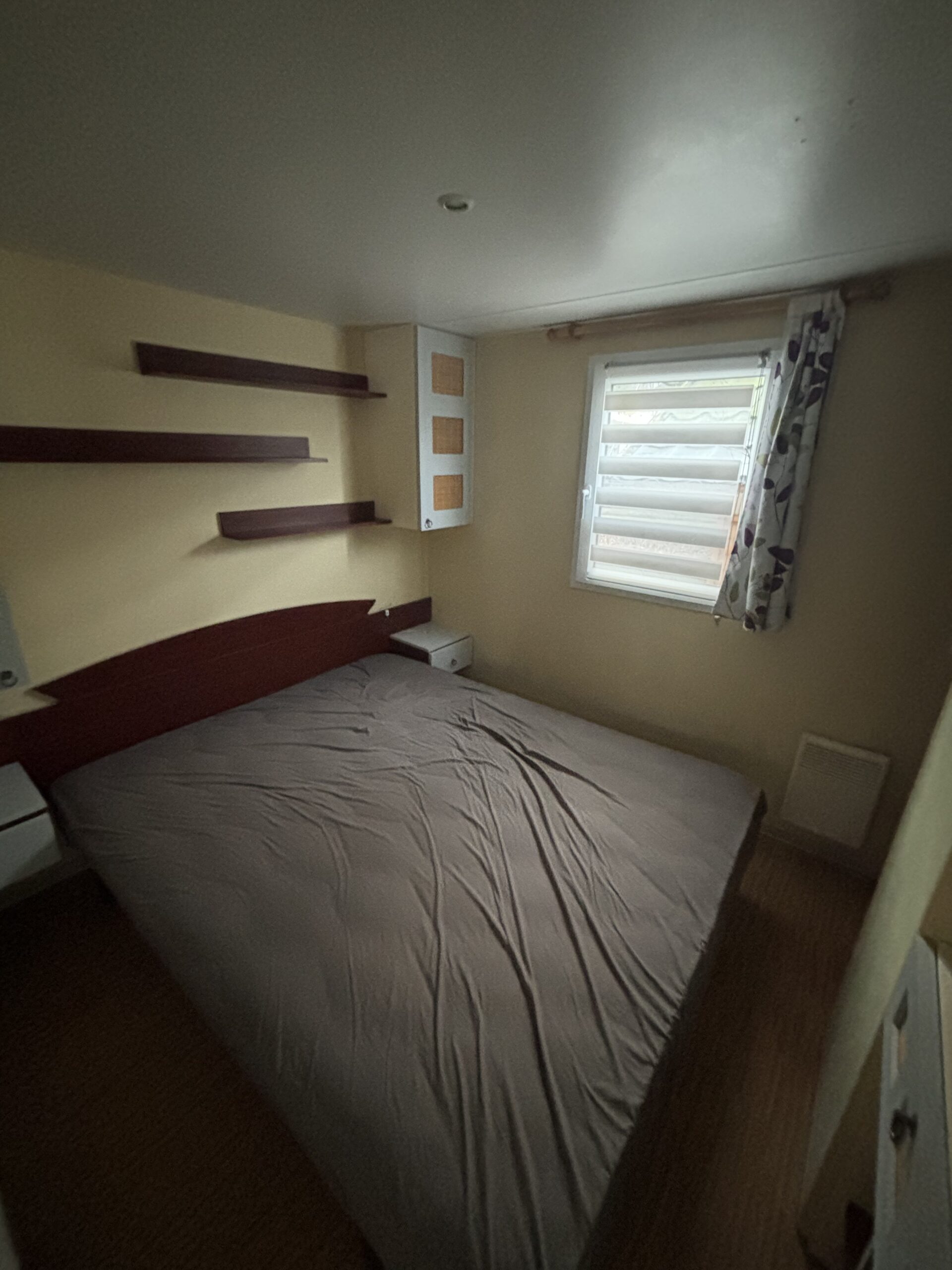 Chambre parentale avec un lit double du mobil-home LOUISIANE sur emplacement au camping de La Tentation