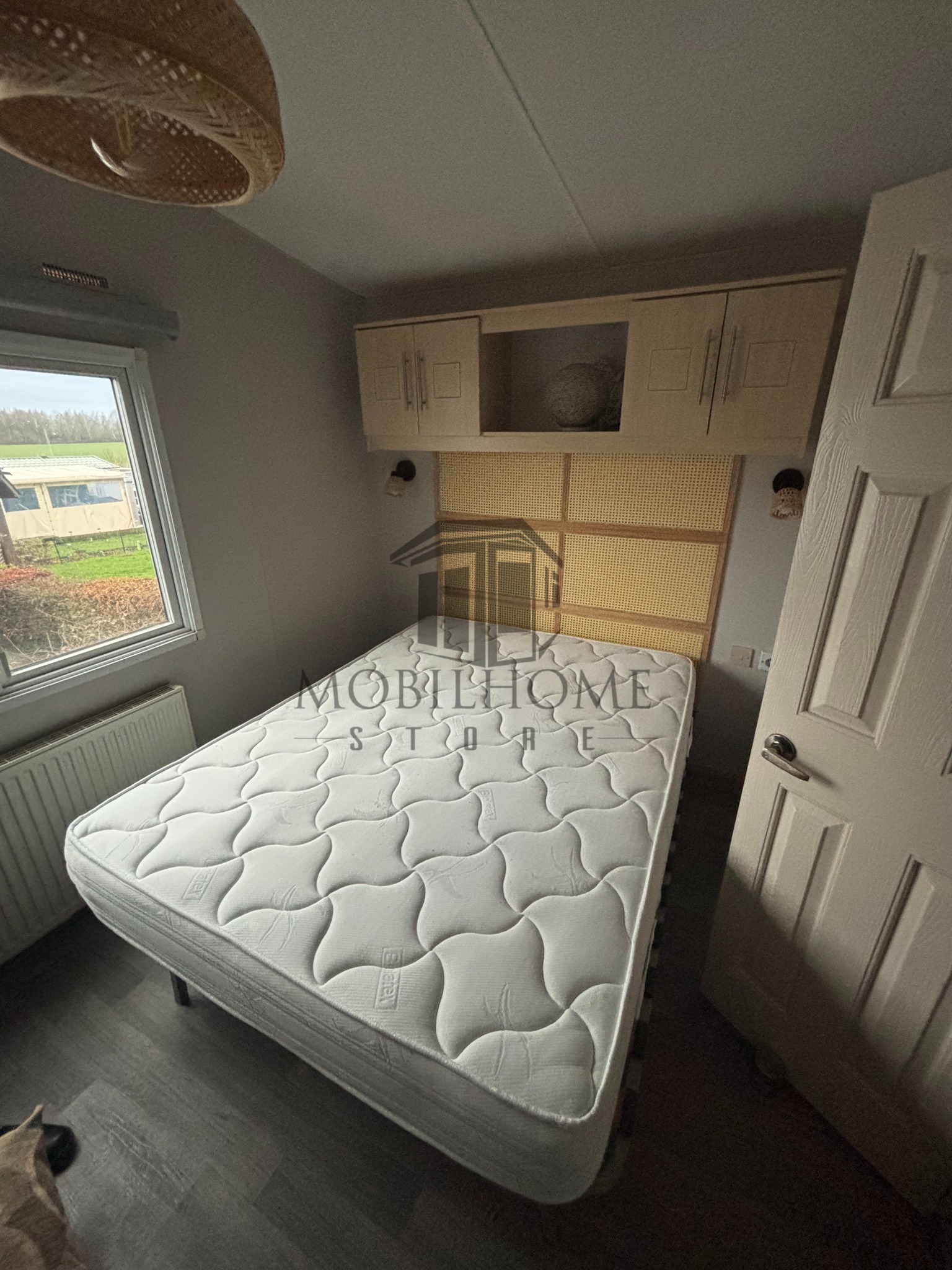 Chambre parentale avec un lit double du mobil-home SILVERDALE SUPER CL sur emplacement au camping de La Tentation