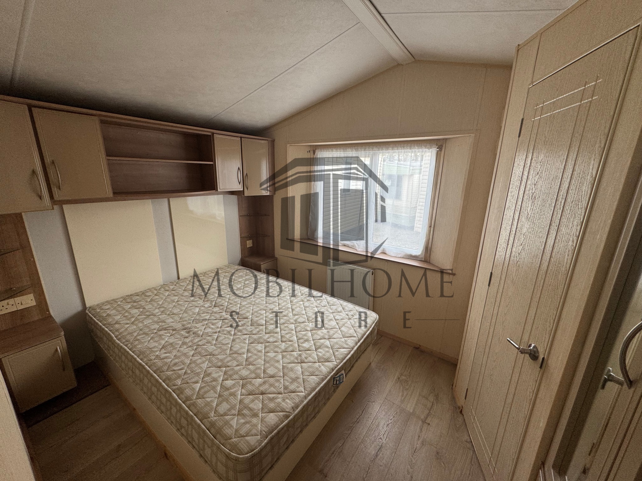 Chambre parentale avec un lit double du mobil-home WILLERBY GRANADA XL