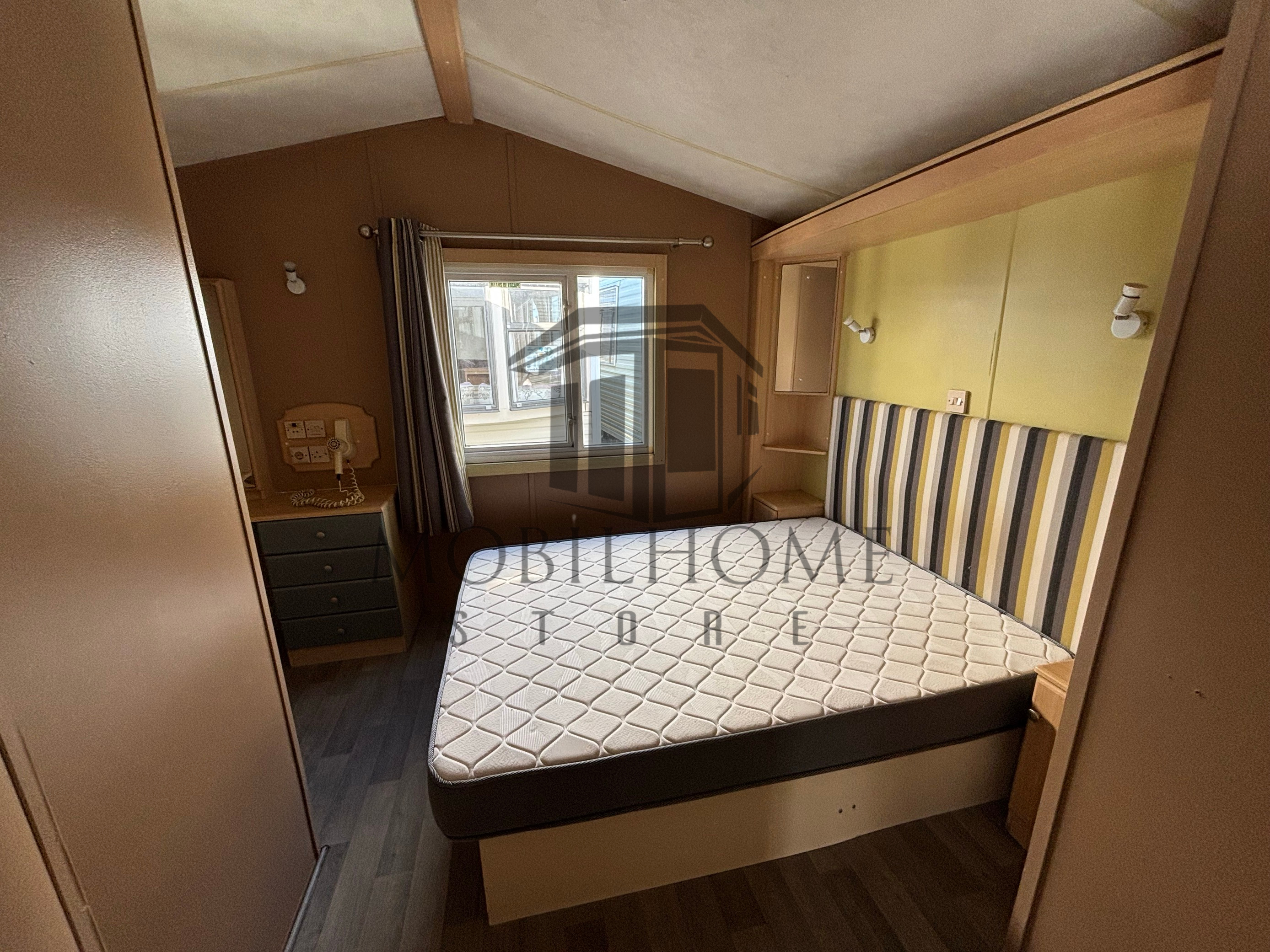 Chambre parentale avec un lit double du mobil-home Willerby