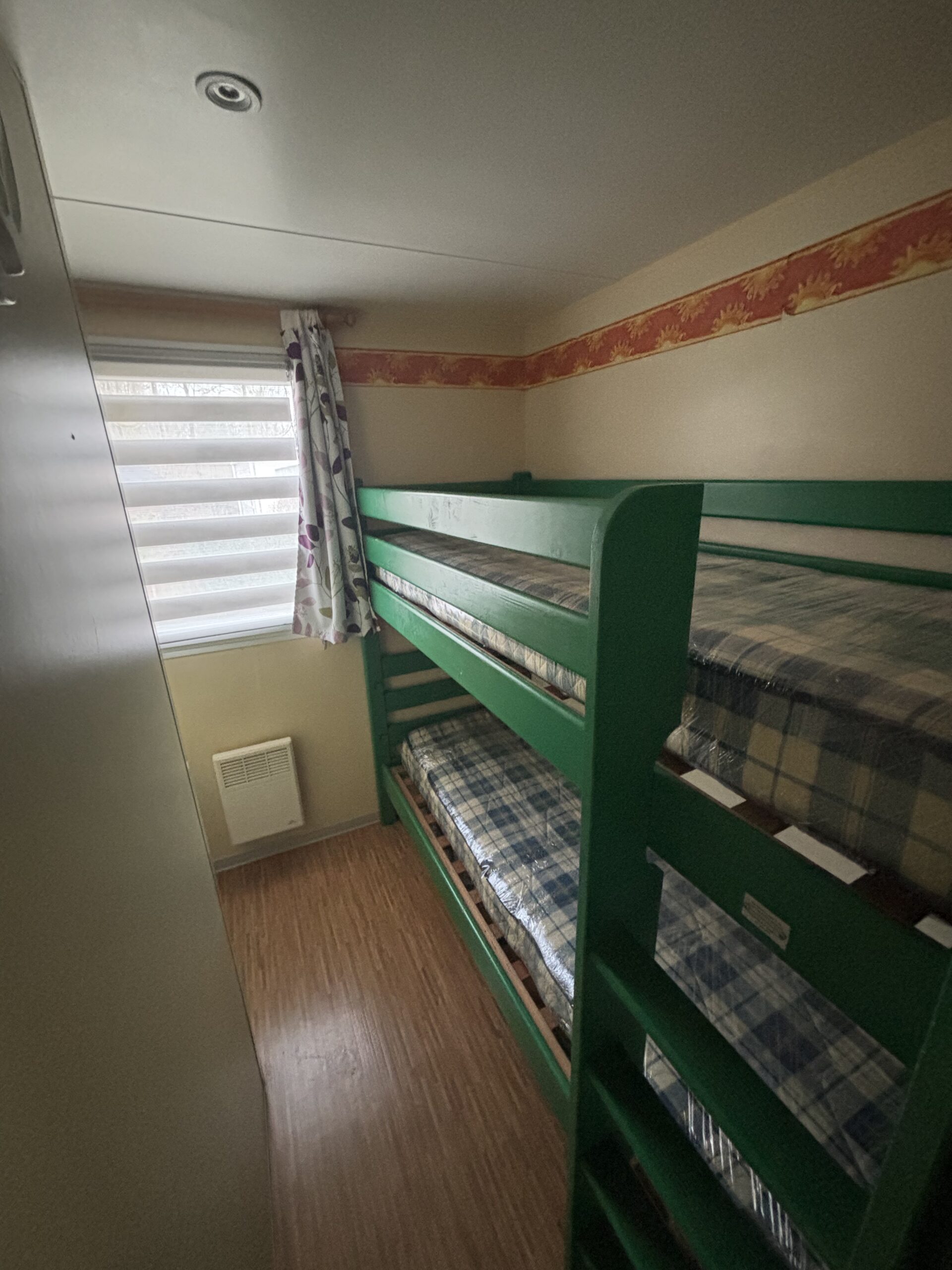 Troisième chambre avec un lit simple superposé du mobil-home LOUISIANE sur emplacement au camping de La Tentation