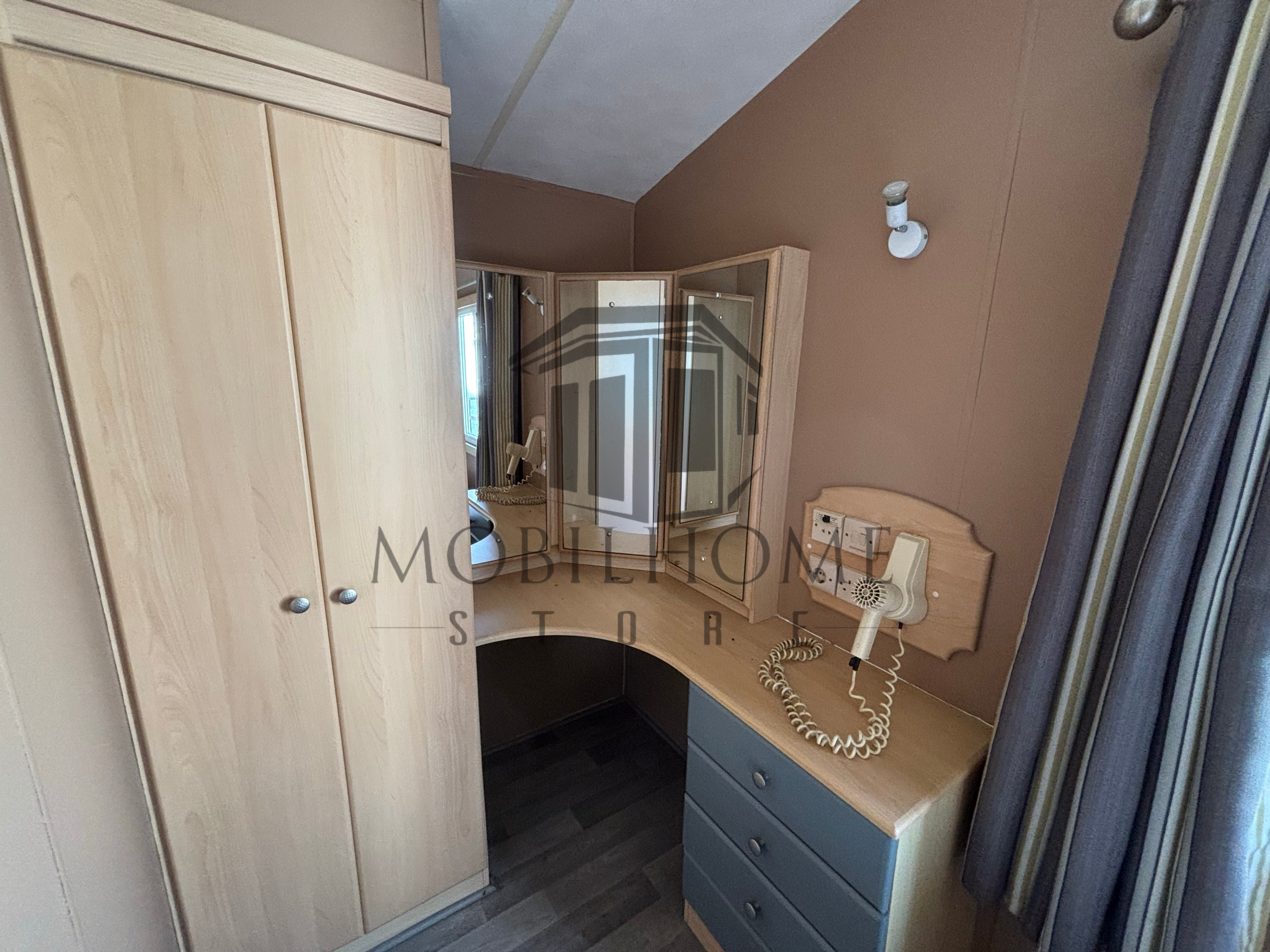 Coiffeuse dans la chambre parentale du mobil-home Willerby