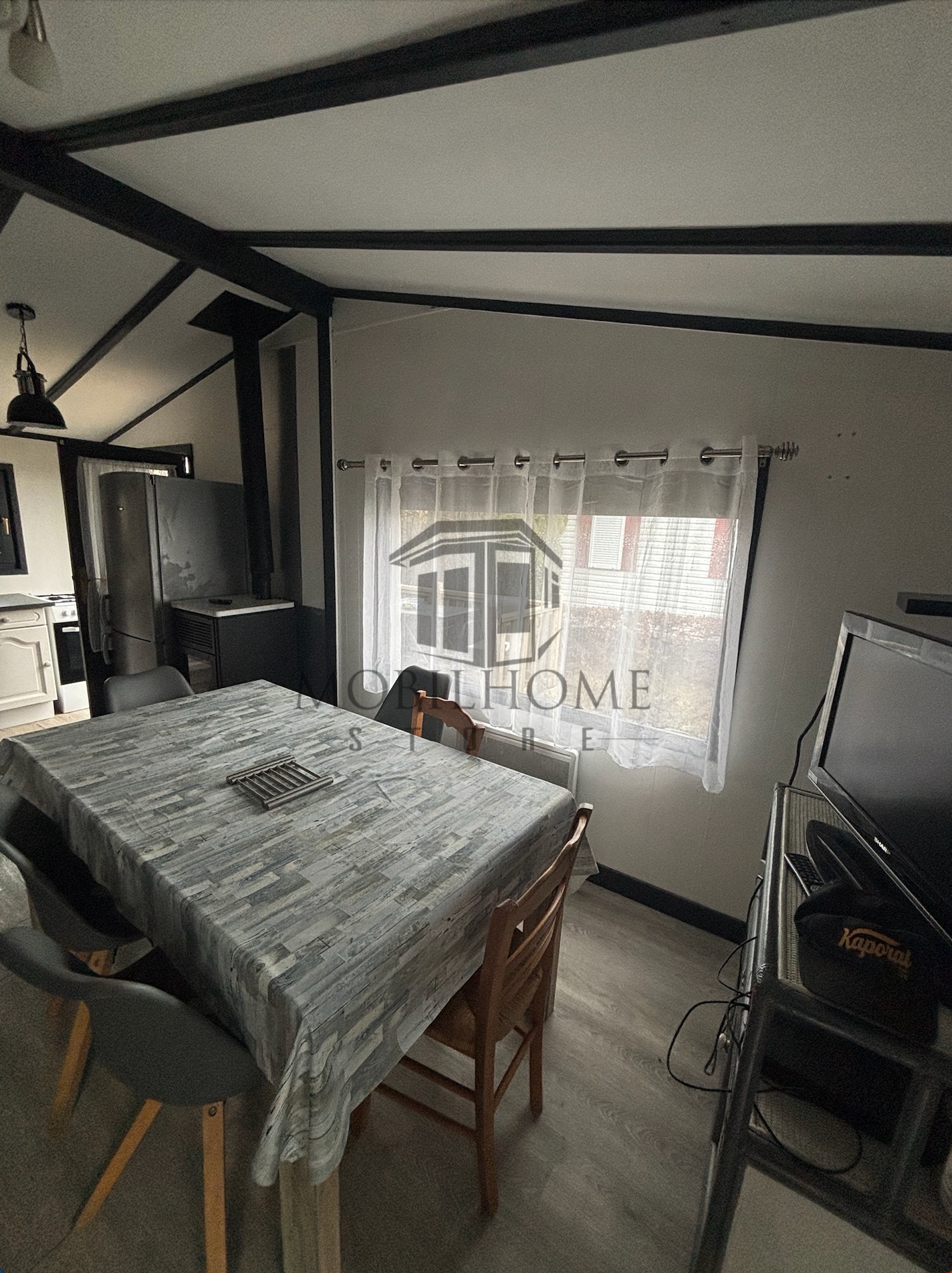 Coin repas du mobil-home CHALET sur emplacement au camping de La Tentation