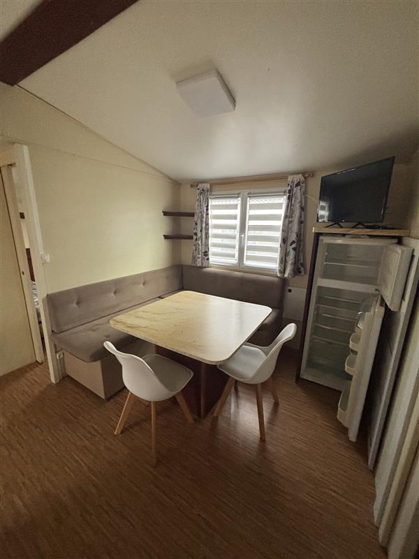 Coin repas du mobil-home LOUISIANE sur emplacement au camping de La Tentation