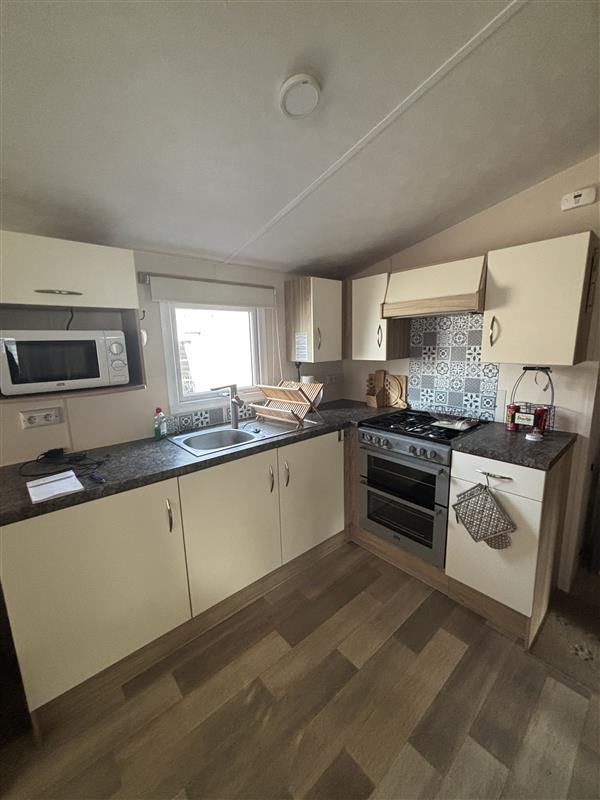 Cuisine équipée du mobil-home EUROPA ROSEWOOD sur emplacement au camping de La Tentation