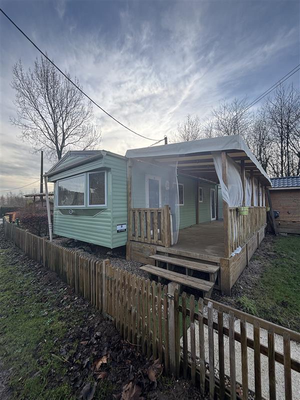 Devanture du mobil-home ABY sur emplacement au camping de La Tentation