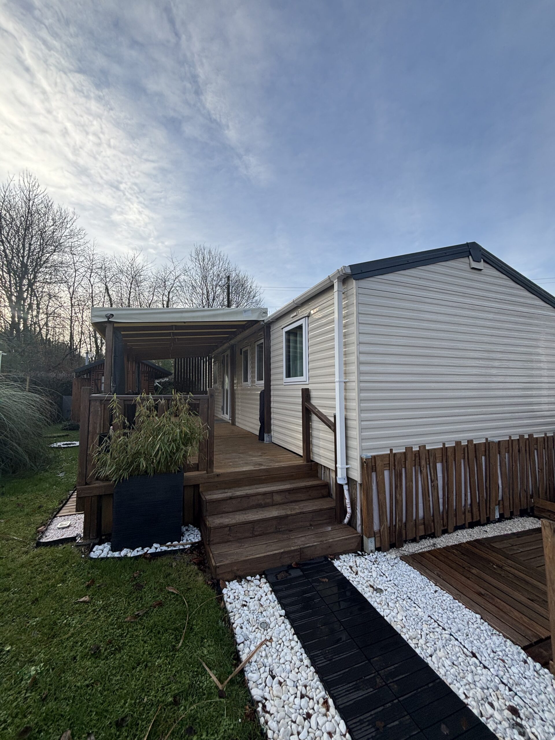 Devanture du mobil-home EUROPA ROSEWOOD sur emplacement au camping de La Tentation