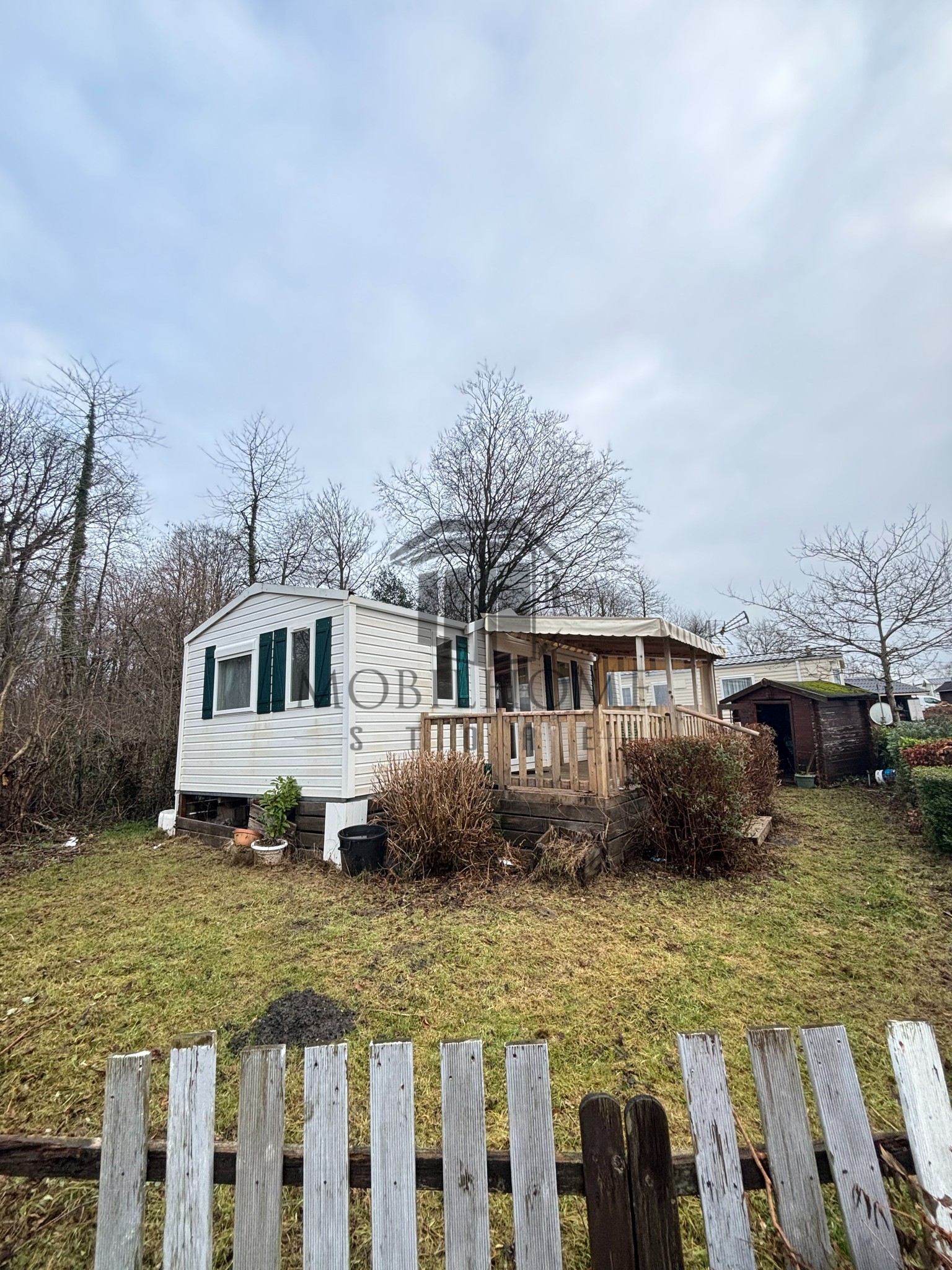 Devanture du mobil-home IRM SUPER CELINA CONFORT AVANE sur emplacement au camping de La Tentation