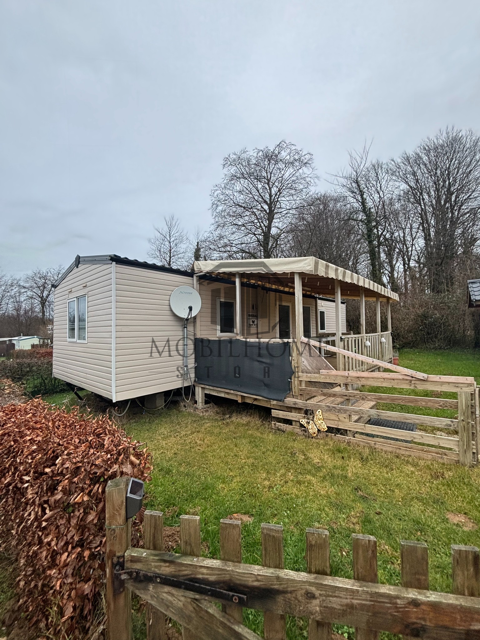 Devanture du mobil-home RIVERDALE SUPER CL sur emplacement au camping de La Tentation