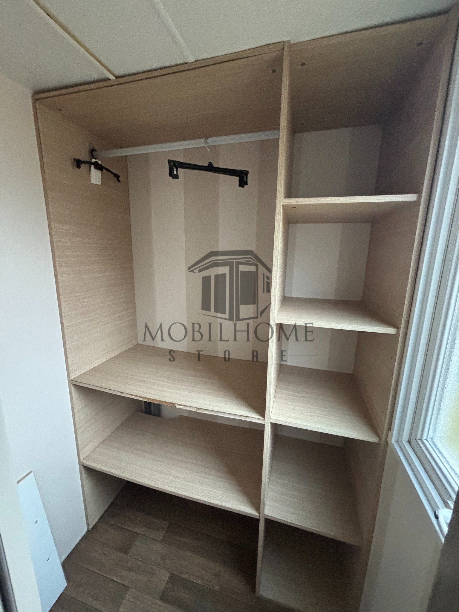 Dressing du mobil-home IRM SUPER CELINA CONFORT AVANE sur emplacement au camping de La Tentation