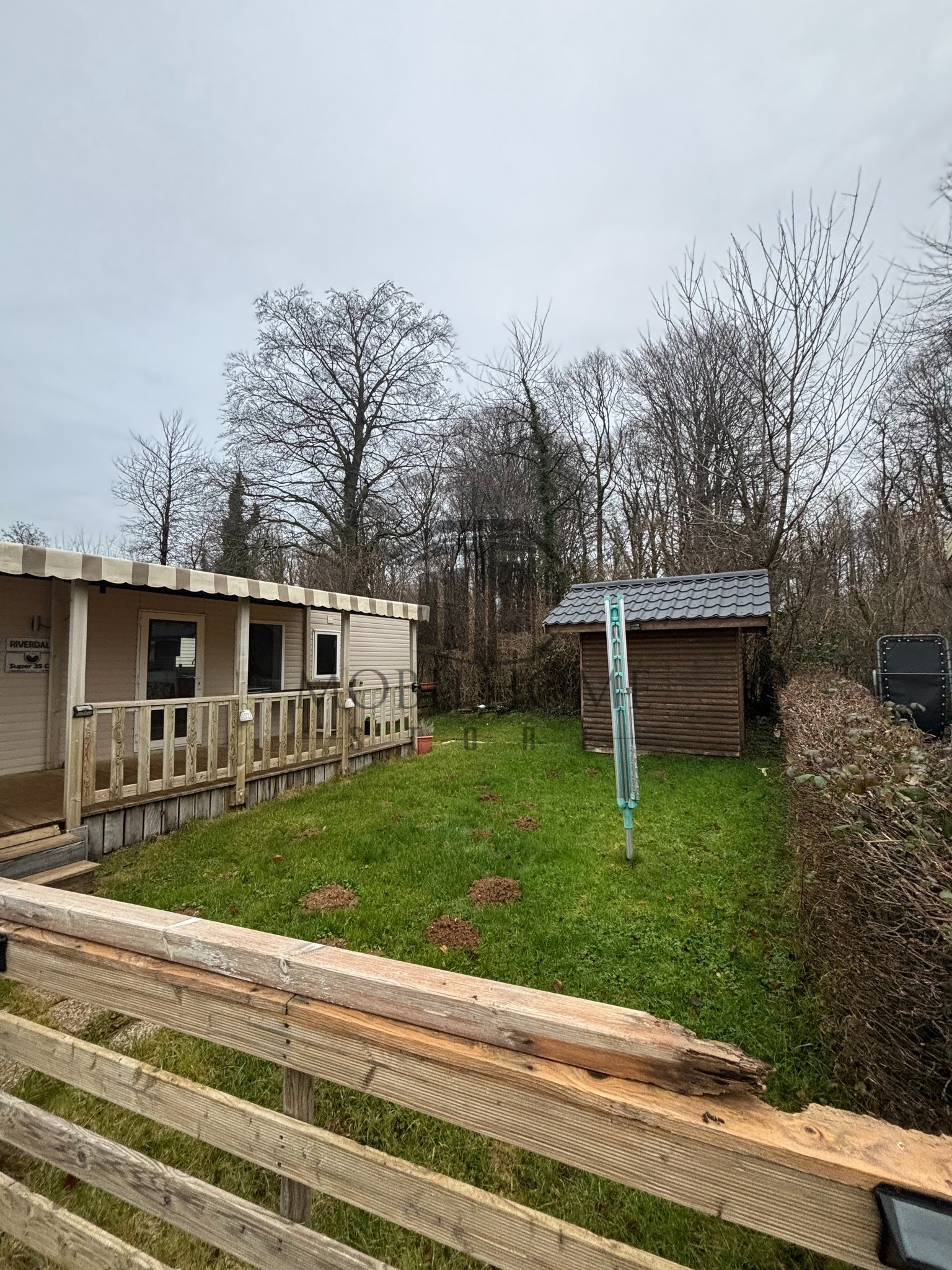 Jardin avec cabanon du mobil-home SILVERDALE SUPER CL sur emplacement au camping de La Tentation