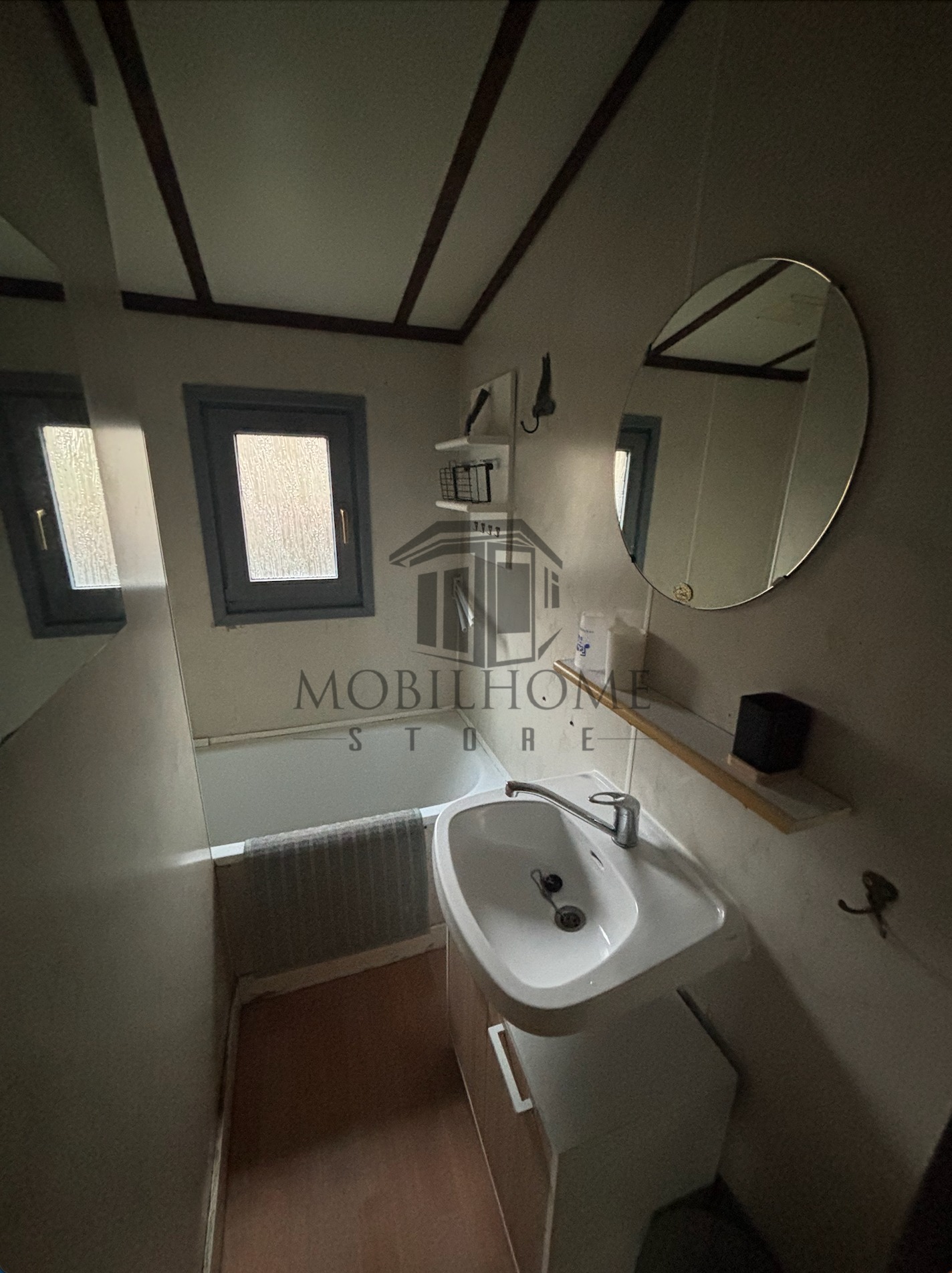 Salle de bain avec une baignoire et un lavabo du mobil-home CHALET sur emplacement au camping de La Tentation