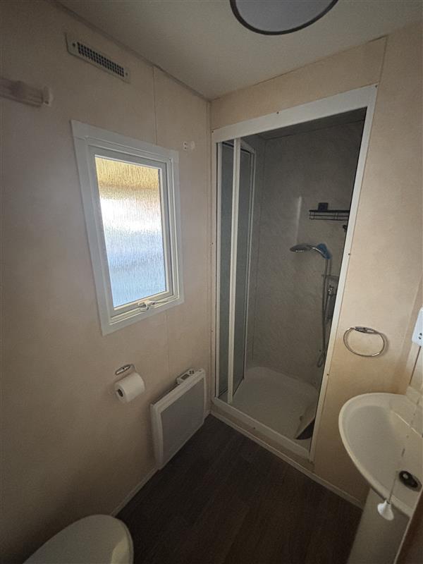 Salle d'eau avec douche du mobil-home ABY sur emplacement au camping de La Tentation