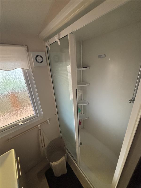 Salle d'eau avec une douche du mobil-home EUROPA ROSEWOOD sur emplacement au camping de La Tentation