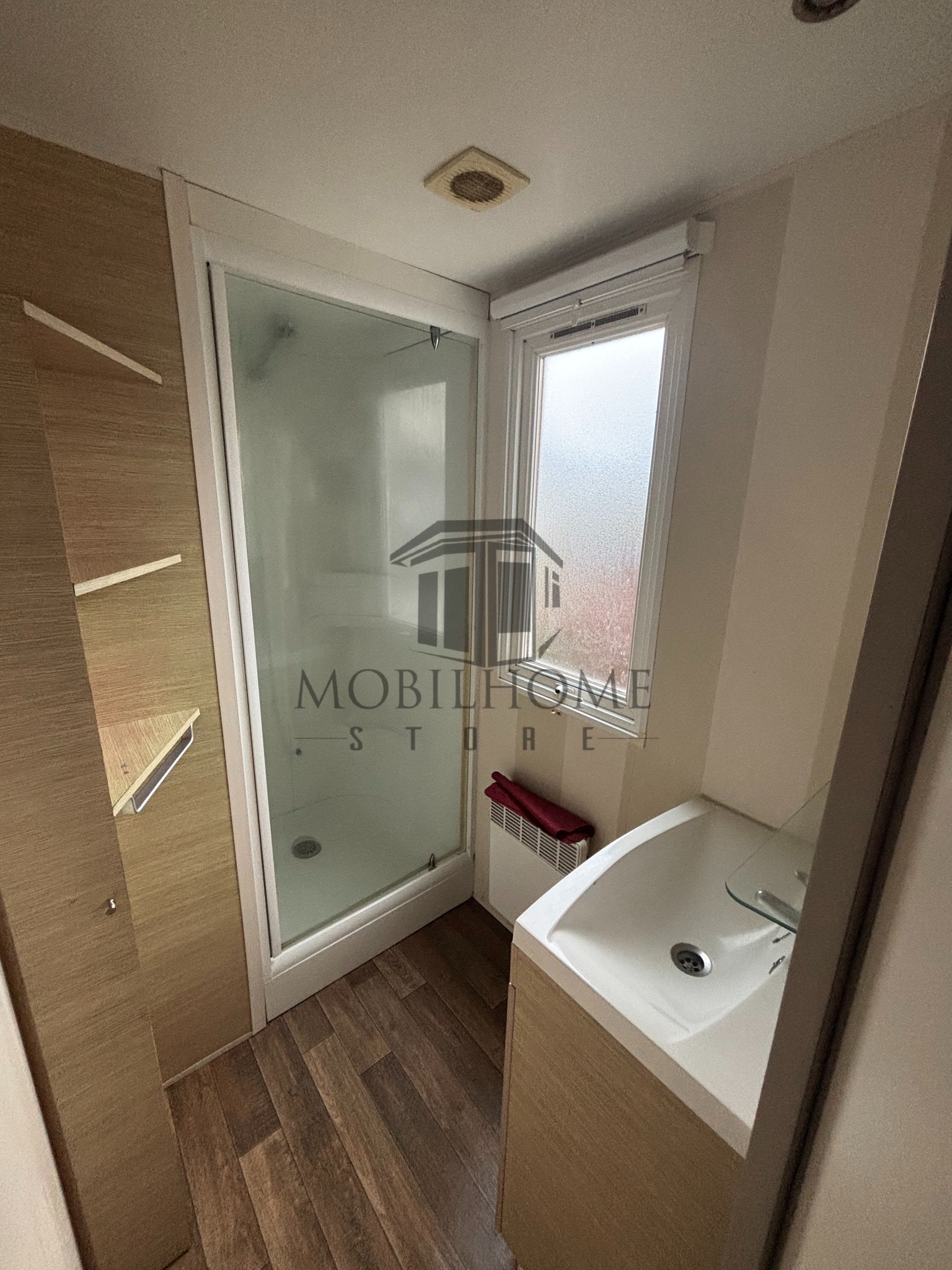 Salle d'eau avec douche du mobil-home IRM SUPER CELINA CONFORT AVANE sur emplacement au camping de La Tentation