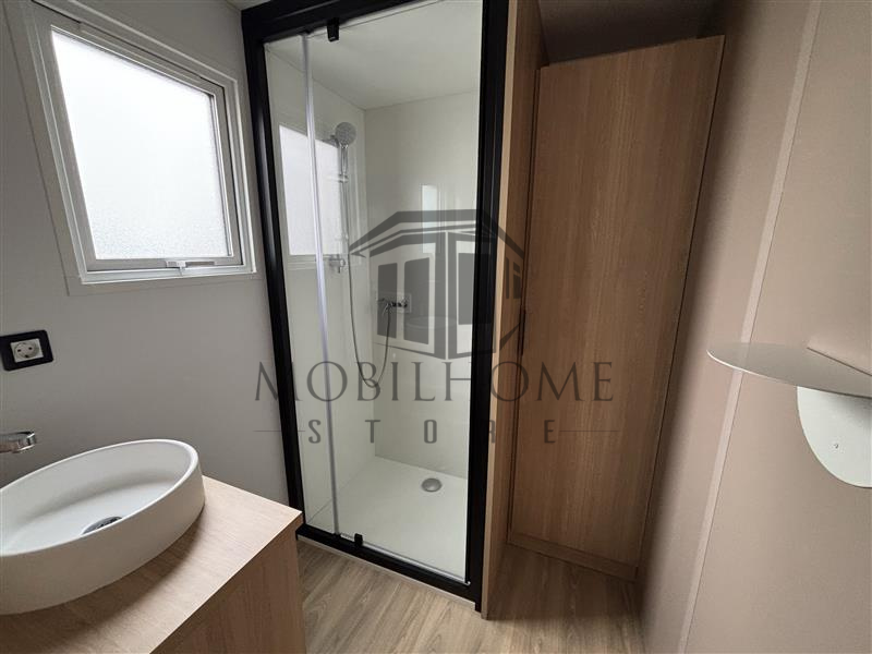 Salle d'eau avec une douche du mobil-home LOUISIANE GRAND LARGE 2