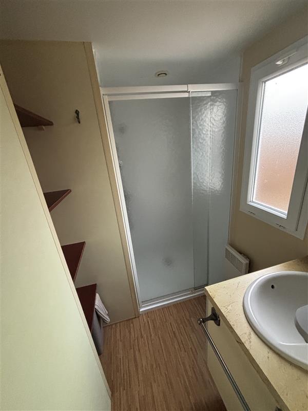 Salle d'eau avec douche du mobil-home LOUISIANE sur emplacement au camping de La Tentation