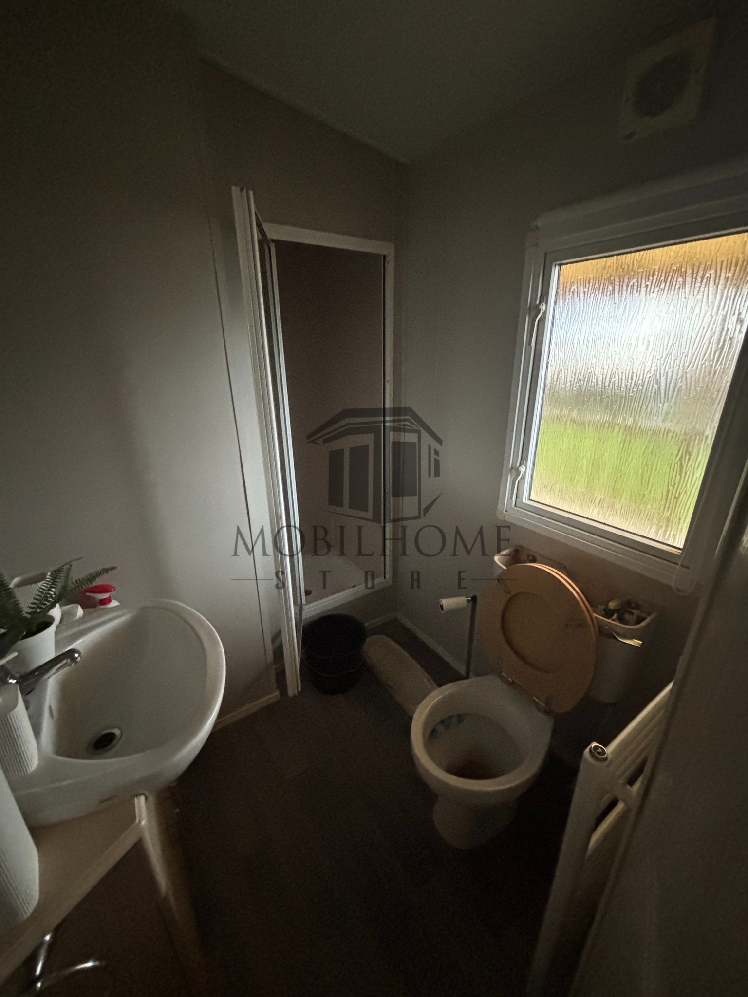Salle d'eau avec douche et toilette du mobil-home SILVERDALE SUPER CL sur emplacement au camping de La Tentation