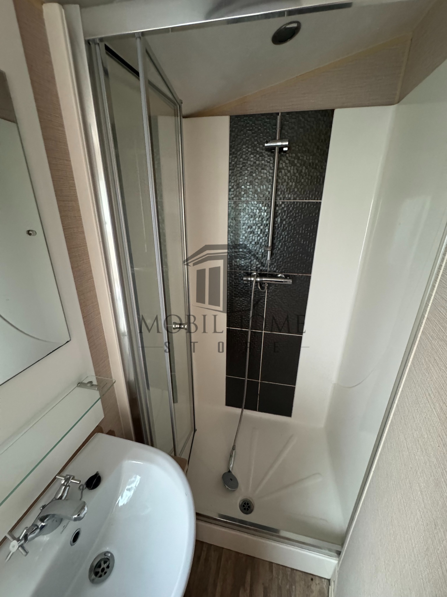 Salle d'eau avec douche du mobil-home WILLERBY GRANADA XL