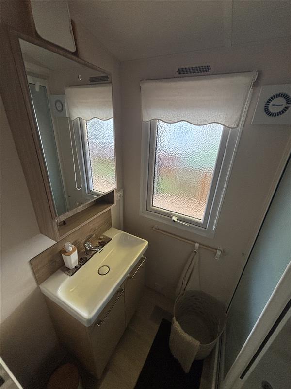 Salle d'eau avec un lavabo du mobil-home EUROPA ROSEWOOD sur emplacement au camping de La Tentation