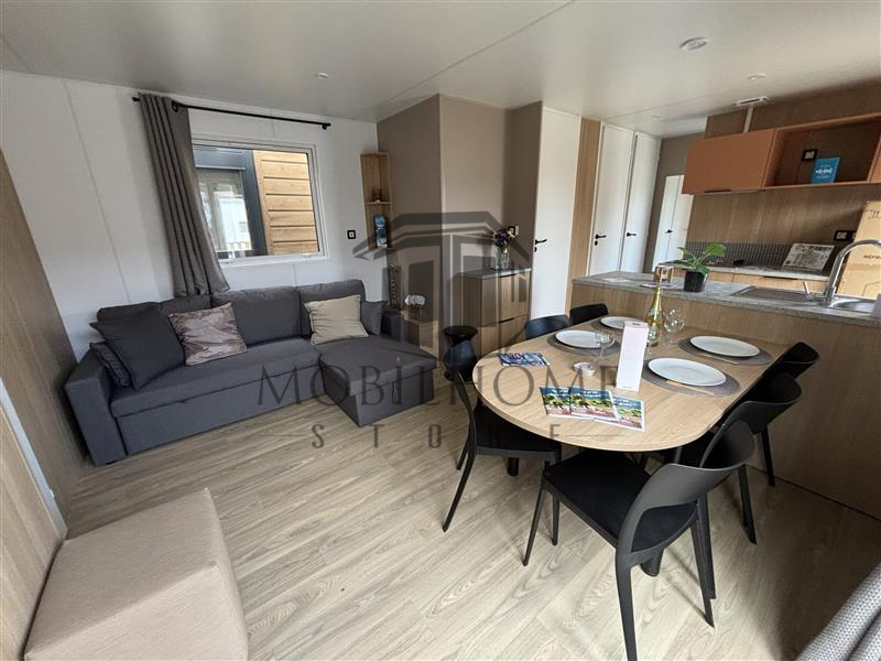 Salon avec vue sur le coin repas du mobil-home LOUISIANE CARAÏBES