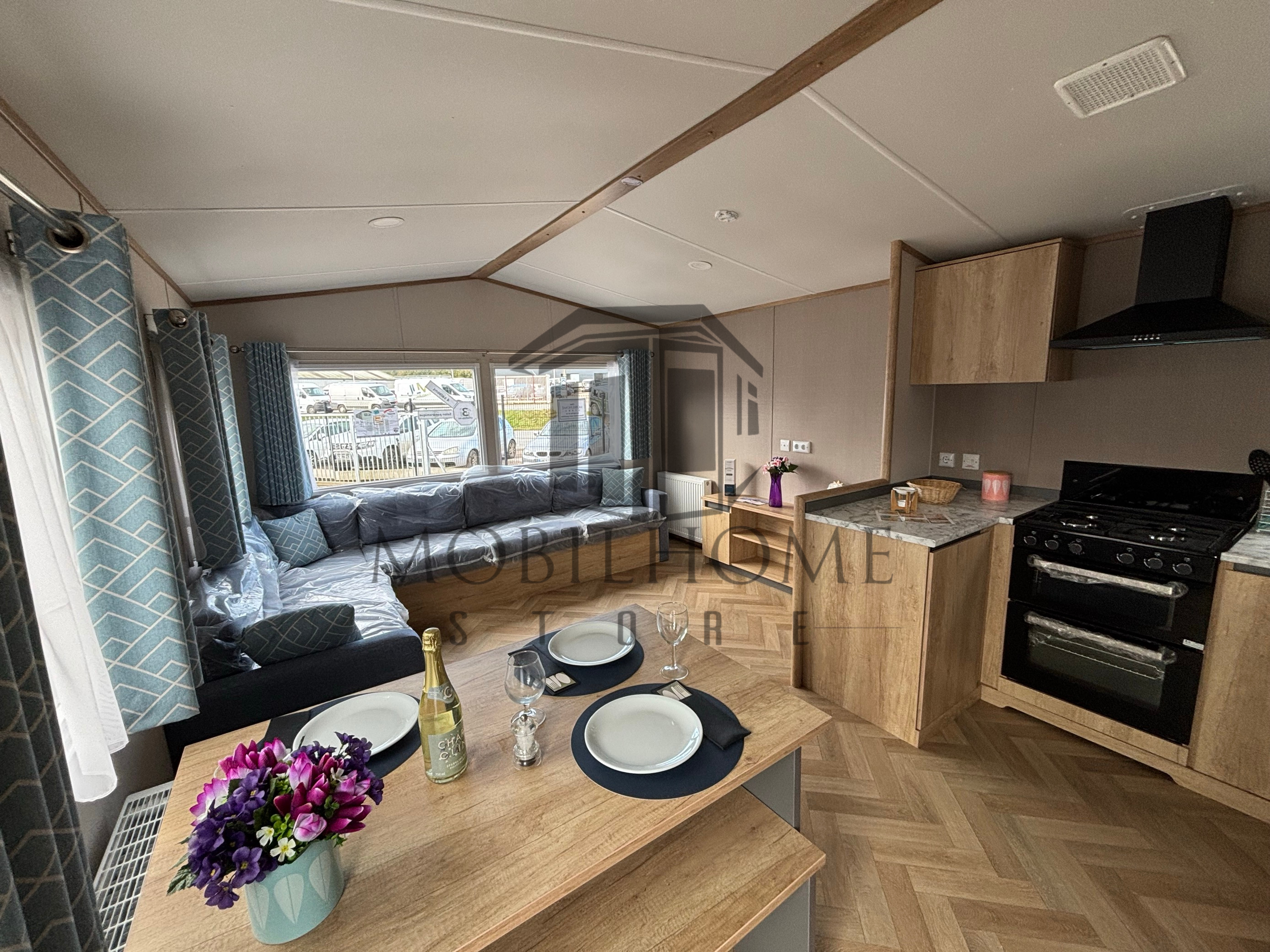 Première photo du séjour avec vue sur le salon et le coin repas du mobil-home CARNABY BREAKAWAY