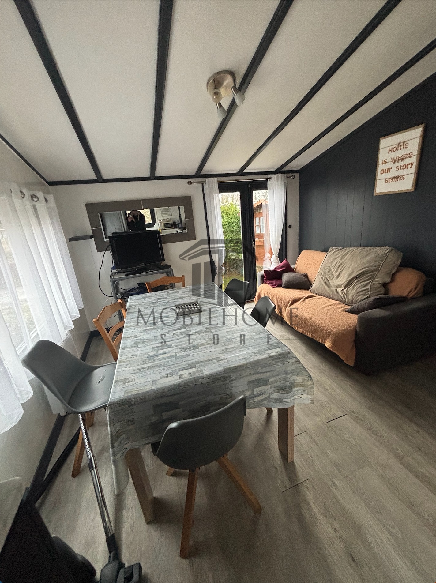 Séjour avec vue sur le coin repas et le salon du mobil-home CHALET sur emplacement au camping de La Tentation