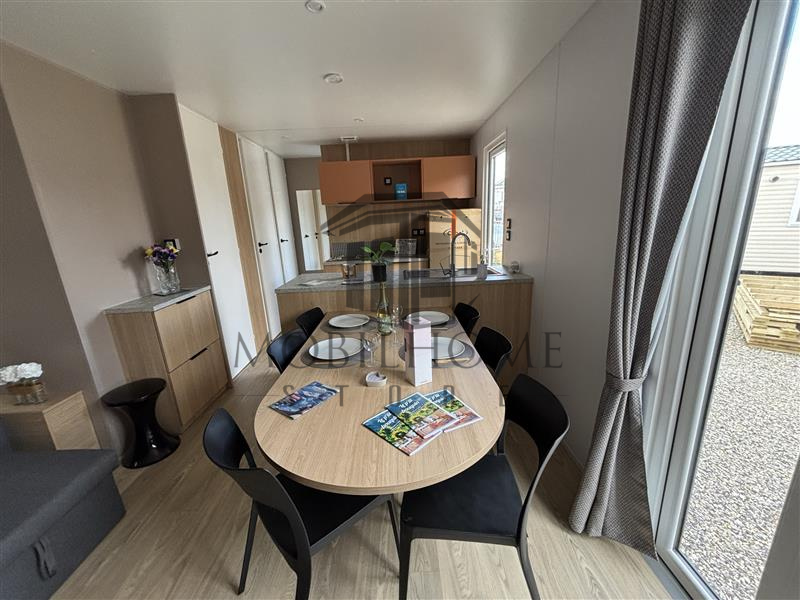 Séjour avec vue sur le coin repas et la cuisine du mobil-home LOUISIANE CARAÏBES