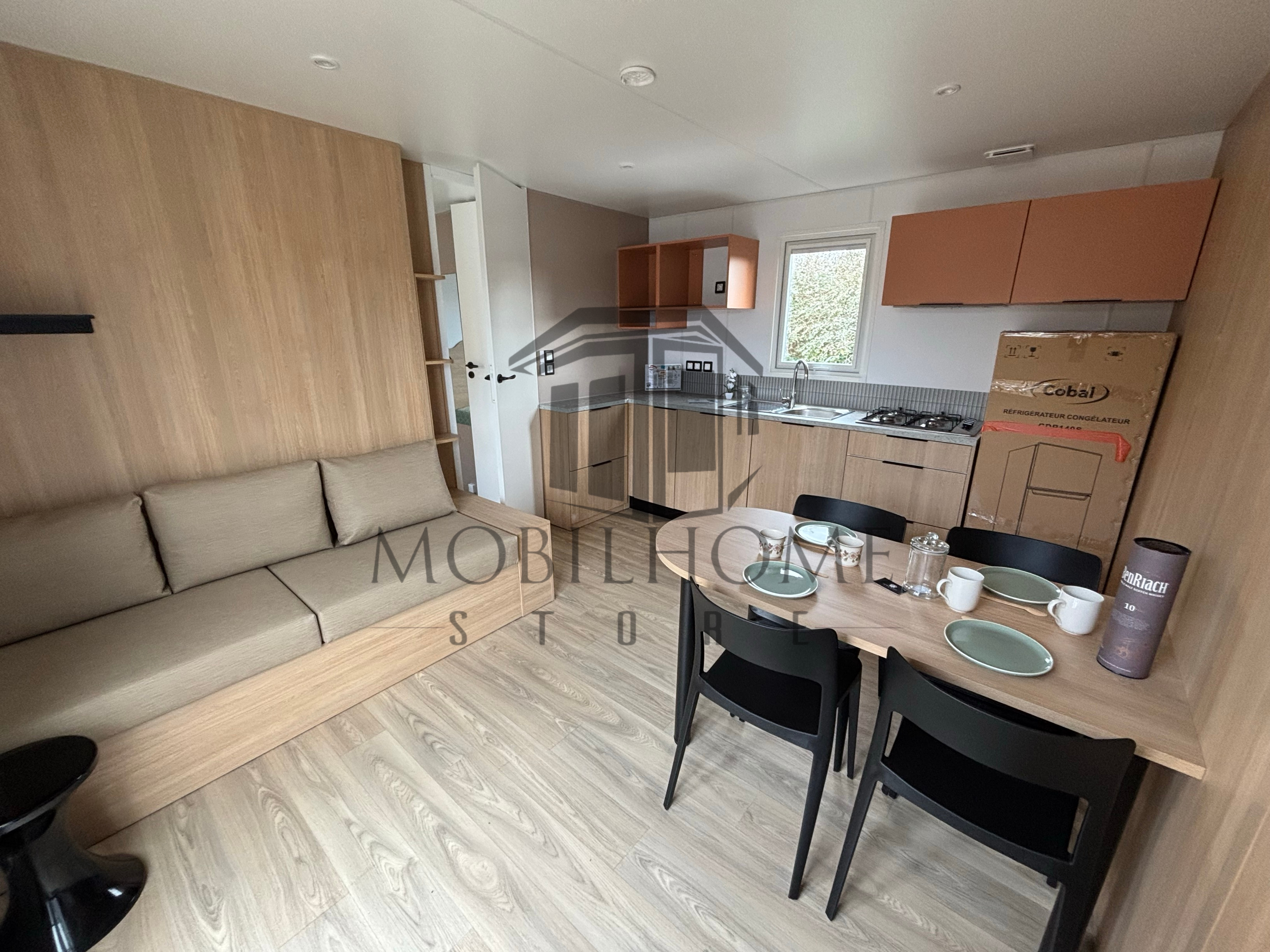 Séjour avec vue sur le coin repas, le salon et la cuisine du mobil-home LOUISIANE IROISE