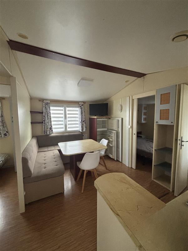 Séjour avec vue sur le coin repas du mobil-home LOUISIANE sur emplacement au camping de La Tentation