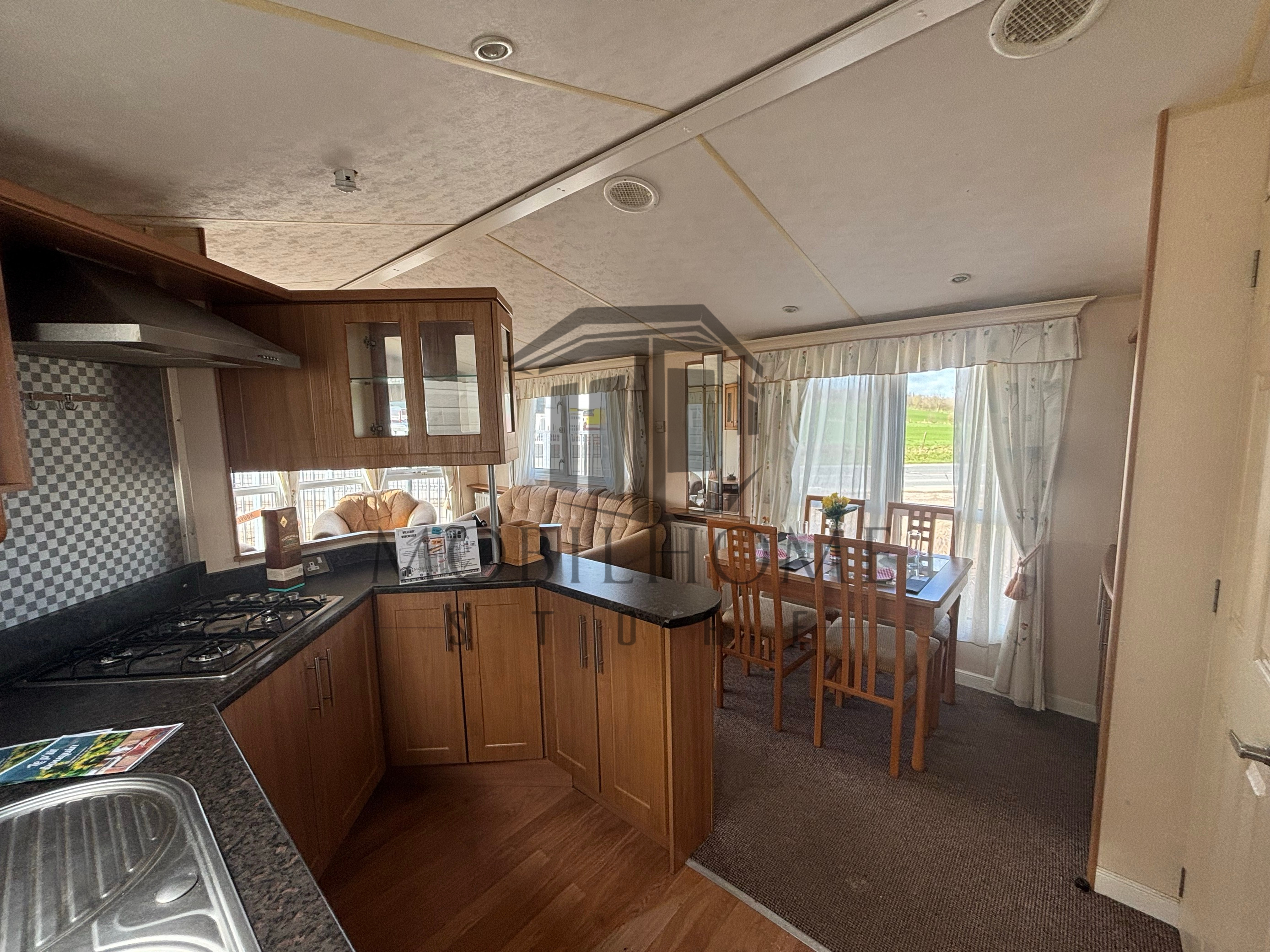 Séjour avec vue sur la cuisine et du coin repas du mobil-home Willerby Winchester